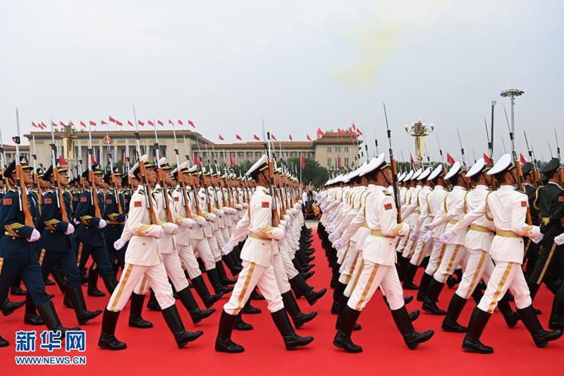 Cerimônia de hasteamento da bandeira nacional é realizada na Praça Tian'anmen durante cerimônia do centenário do PCCh