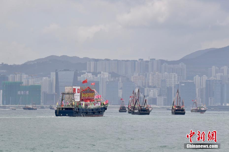 Hong Kong: centenas de barcos de pesca desfilam para comemorar o centenário da fundação do PCCh e o retorno de Hong Kong