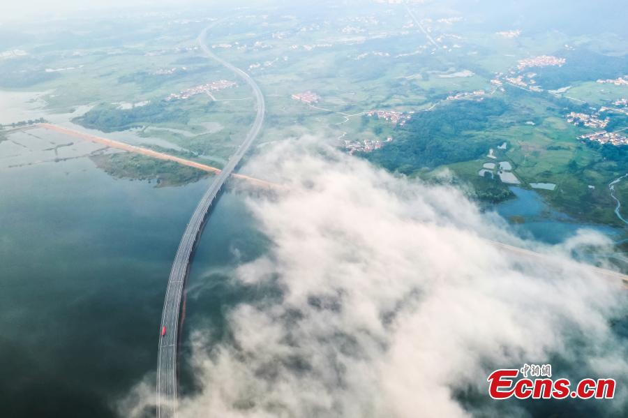 Jiangxi: nascer do sol cria fantástico cenário ao longo da via expressa