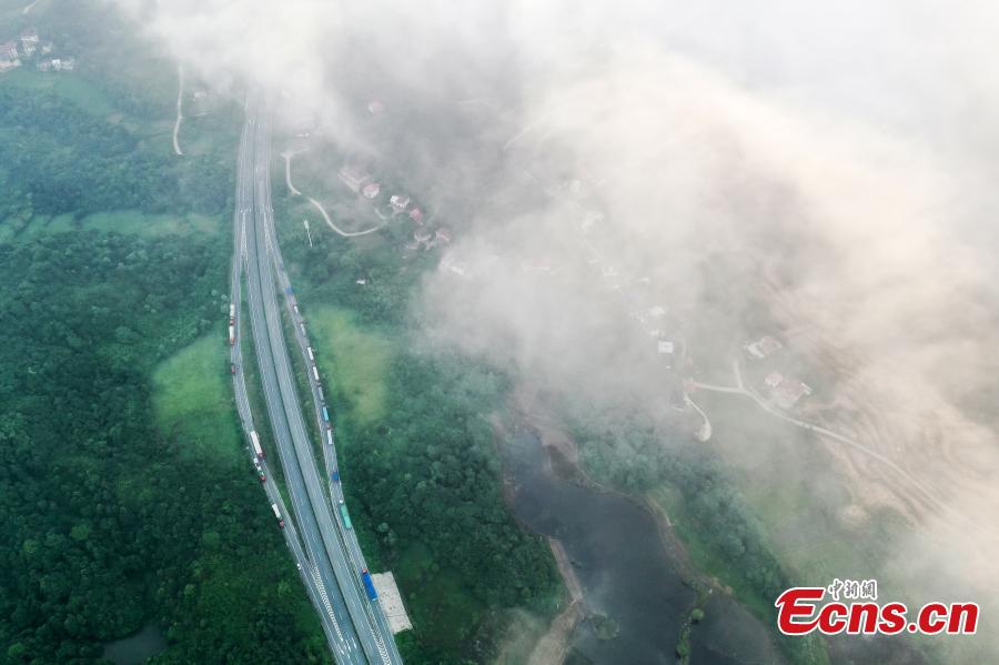 Jiangxi: nascer do sol cria fantástico cenário ao longo da via expressa