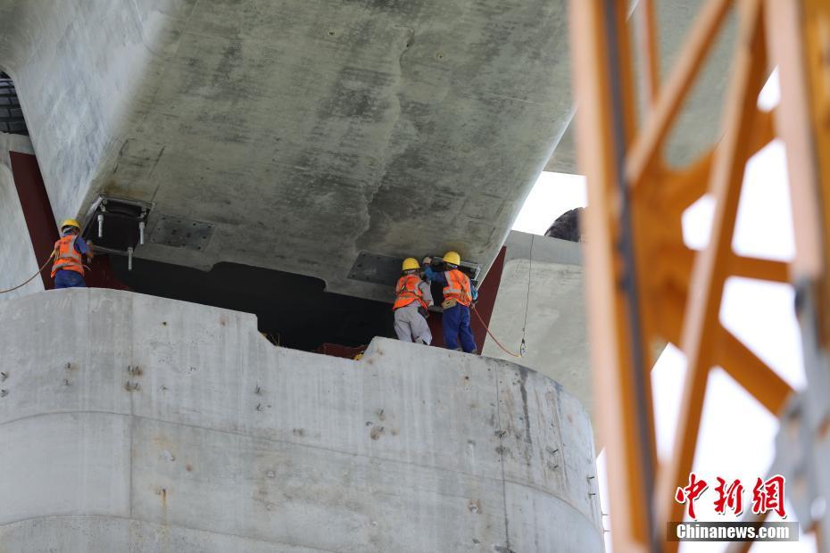 Primeira máquina de transporte e montagem de vigas de caixa de mil toneladas completa estrutura de assentamento no mar