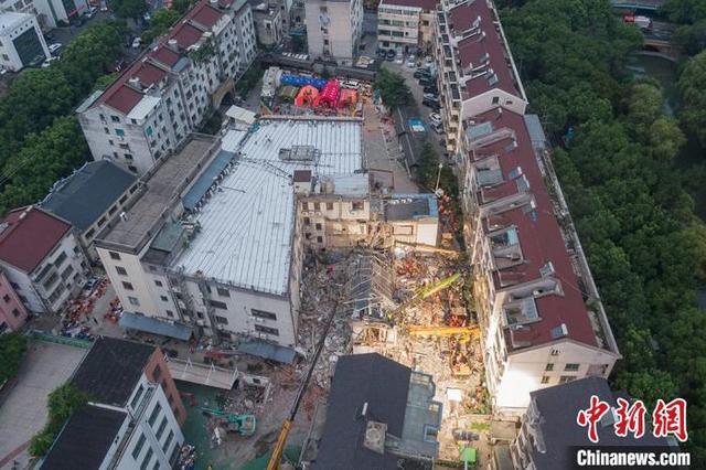 Suzhou: 14 pessoas resgatadas após desabamento de hotel