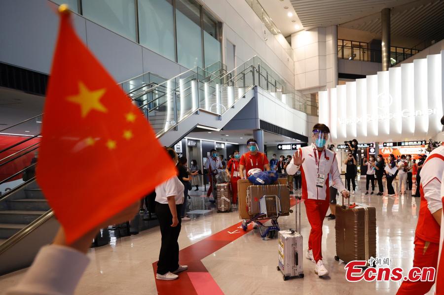 Membros da delegação esportiva chinesa chegam a Tóquio