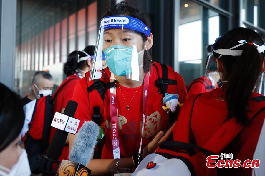Membros da delegação esportiva chinesa chegam a Tóquio