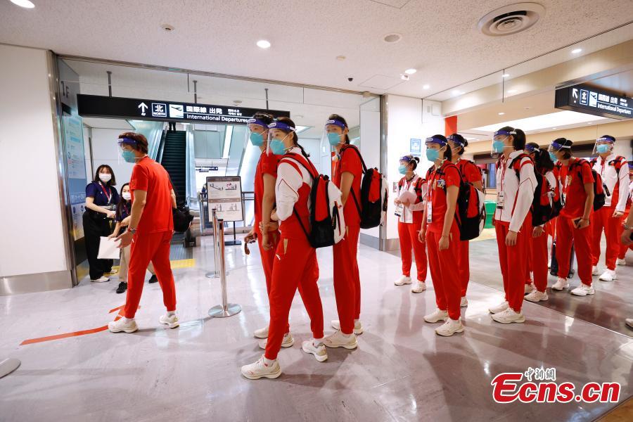 Membros da delegação esportiva chinesa chegam a Tóquio