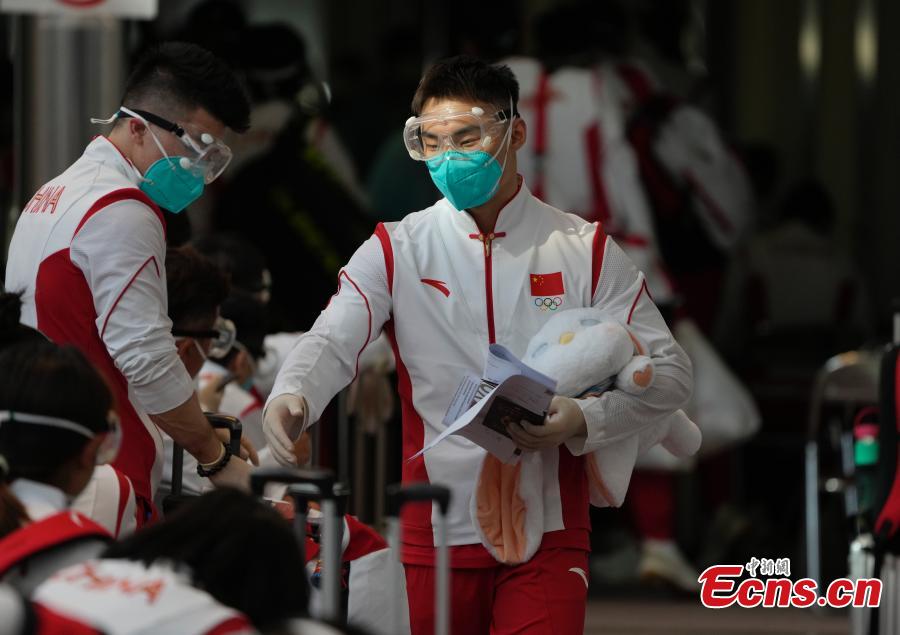 Membros da delegação esportiva chinesa chegam a Tóquio