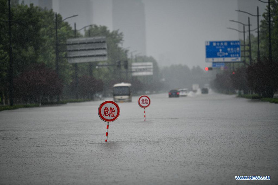 Chuvas fortes em Zhengzhou provoca 12 mortes