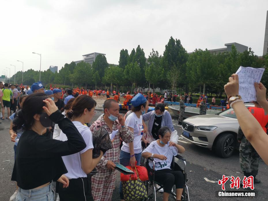 Zhengzhou transfere pacientes internados em helicópteros e botes