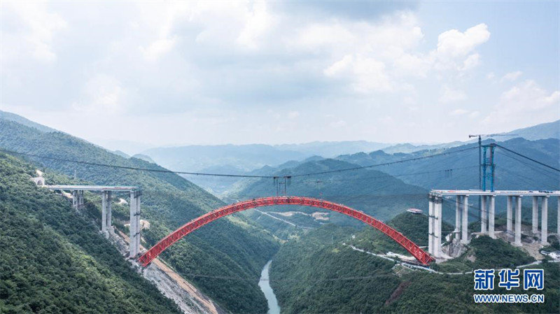 Arco principal da ponte transfronteiriça da via expressa Renhuai-Zunyi é selado no Sudoeste da China