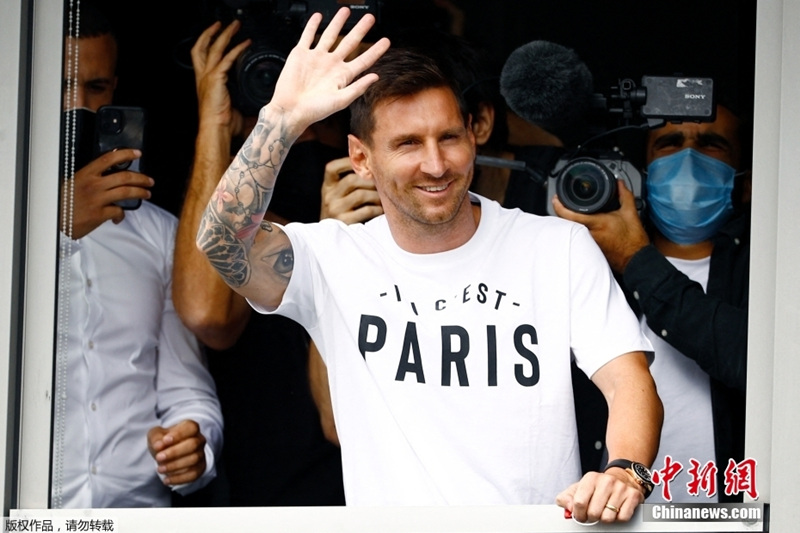 Messi chega a Paris para assinar com o PSG  