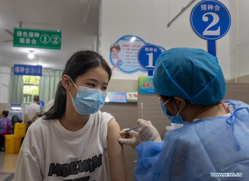 China realiza campanha de vacinação contra Covid-19 para jovens dos 12 aos 17 anos  