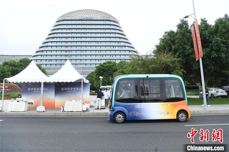 Veículos automáticos são exibidos na Exposição China Inteligente 2021