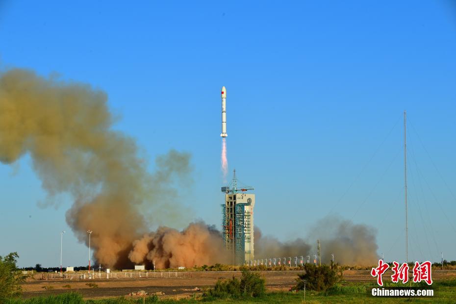 China lança dois satélites experimentais
