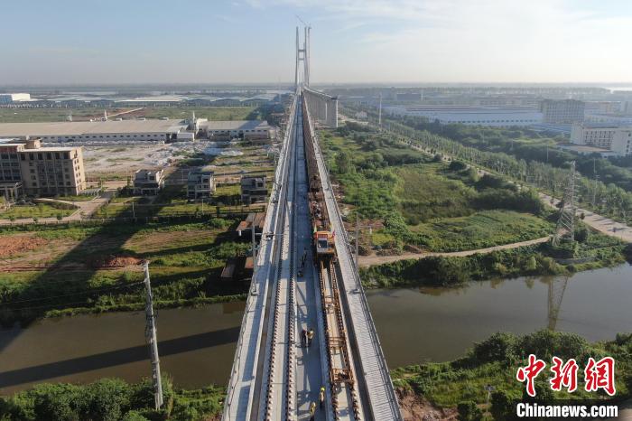 China: seção Jiangxi da ferrovia de alta velocidade Anqing-Jiujiang começa a colocar trilhos