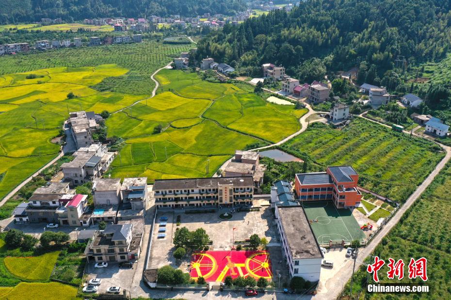 Jiangxi: escola primária rural instala quadra de basquete com materiais reciclados