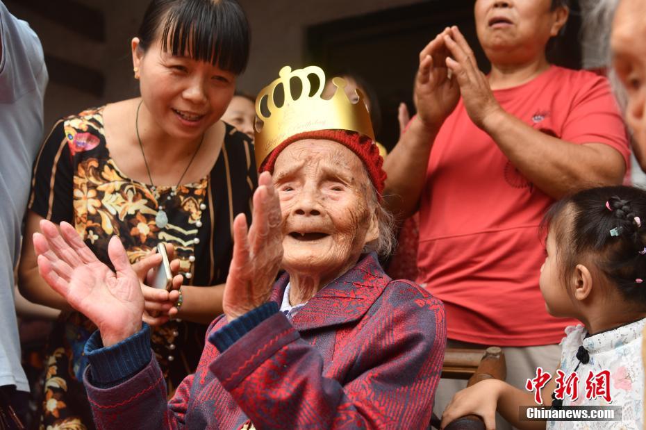 Chengdu: idosa comemora 121 anos com festa de aniversário   