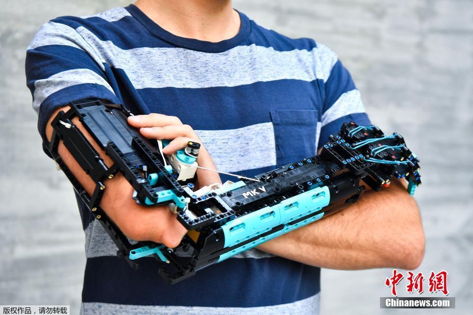 Jovem espanhol cria prótese usando peças de Lego