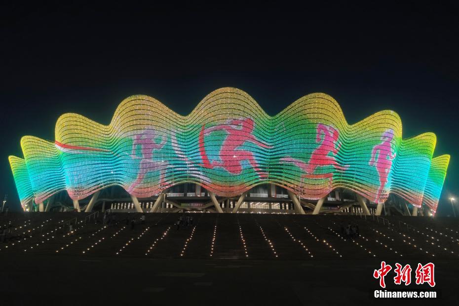 Centro de Desportos Olímpicos de Xi'an ilumina-se para Jogos Nacionais da China