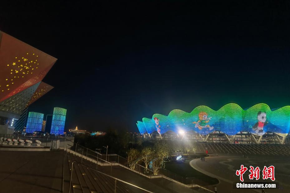 Centro de Desportos Olímpicos de Xi'an ilumina-se para Jogos Nacionais da China