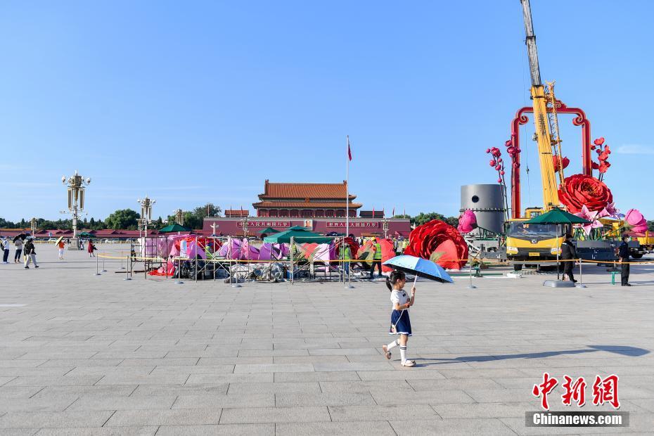 Canteiros de flores são instalados Praça Tiananmen para celebrar o Dia Nacional