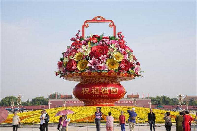 Canteiros de flores são instalados na Praça Tiananmen para celebrar o Dia Nacional