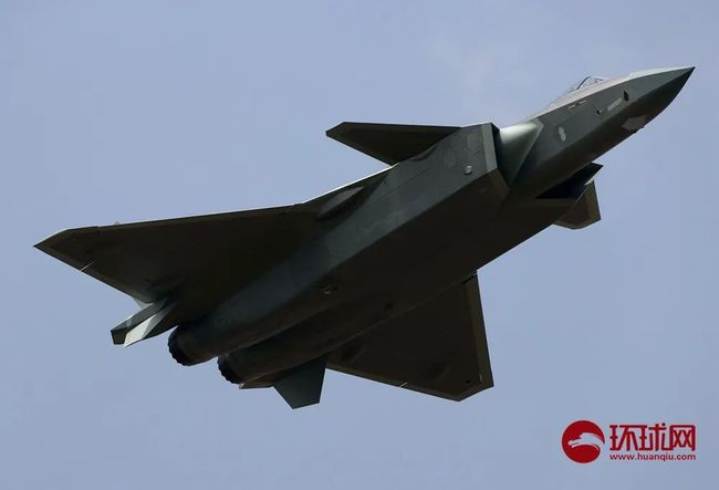 Caça J-20 equipado com motores chineses