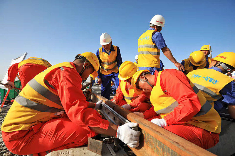 China: primeira ferrovia do mundo em torno do deserto é concluída