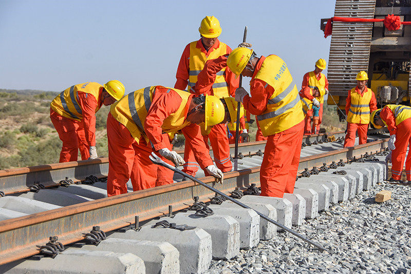 China: primeira ferrovia do mundo em torno do deserto é concluída