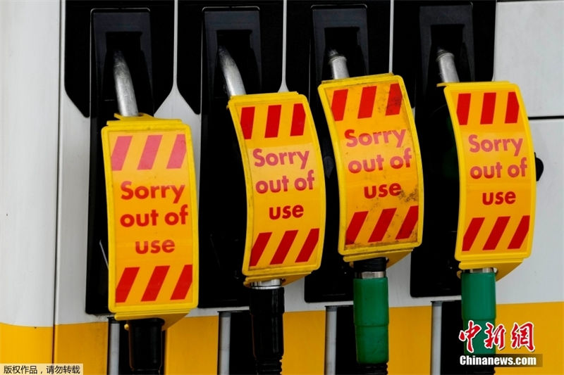 Compras em pânico continuam em postos de gasolina no Reino Unido devido interrupções no fornecimento