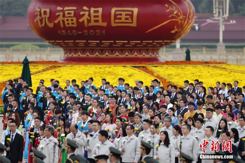 Xi presta homenagem aos heróis nacionais na Praça Tiananmen