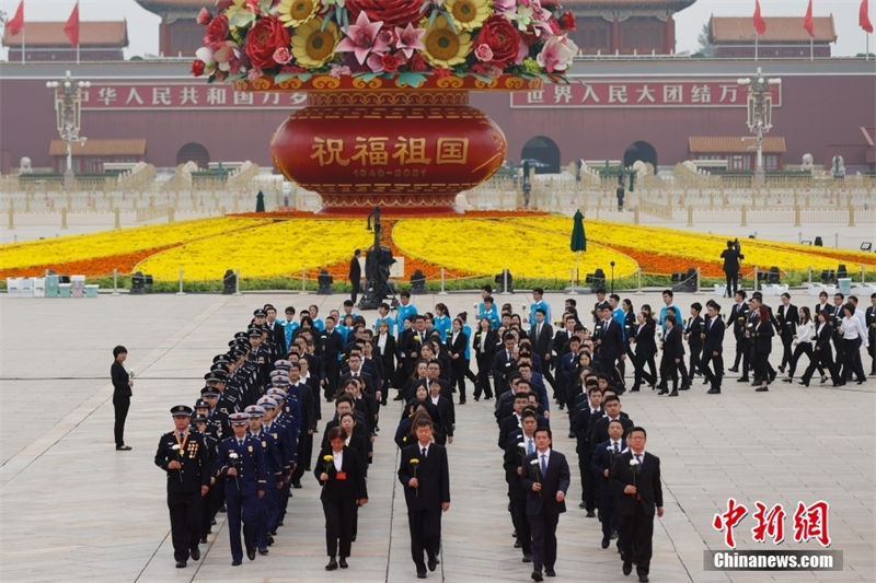 Xi presta homenagem aos heróis nacionais na Praça Tiananmen