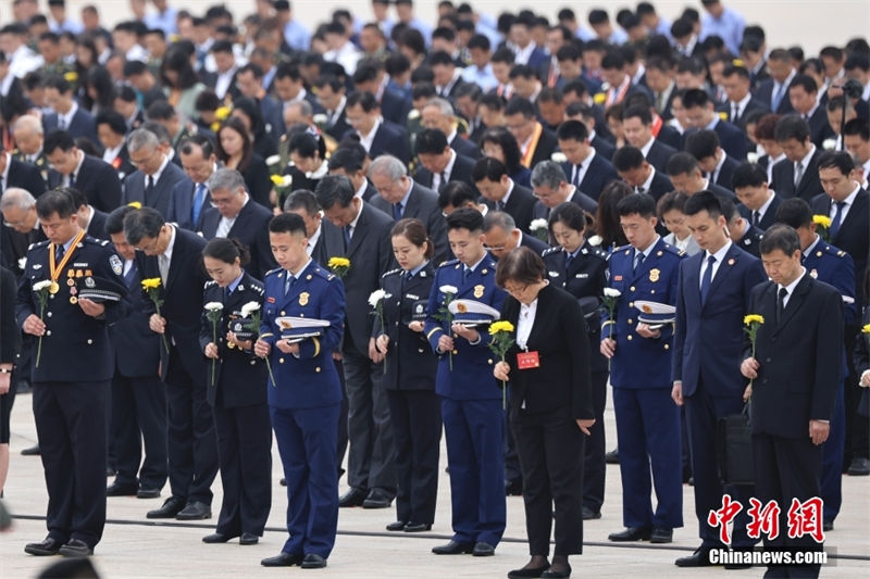 Xi presta homenagem aos heróis nacionais na Praça Tiananmen