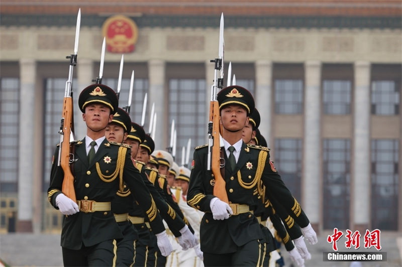 Xi presta homenagem aos heróis nacionais na Praça Tiananmen