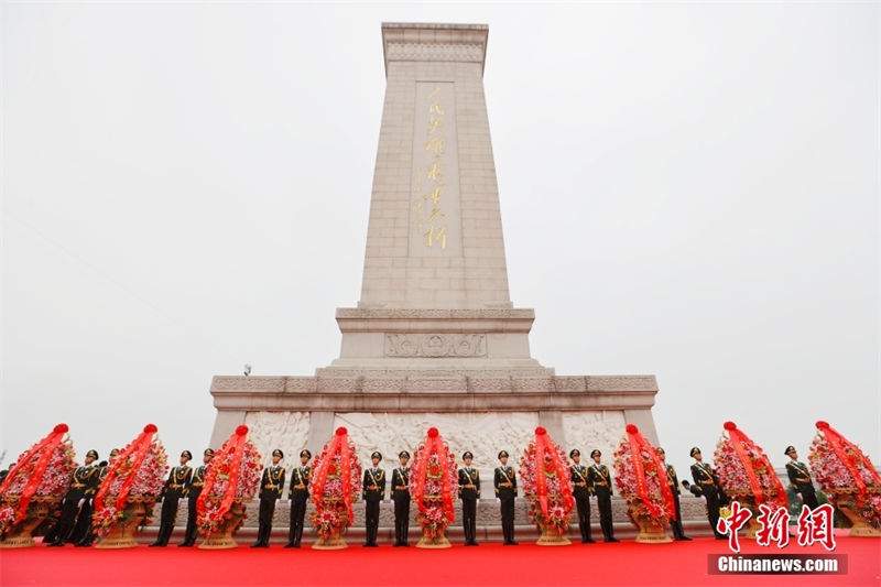 Xi presta homenagem aos heróis nacionais na Praça Tiananmen