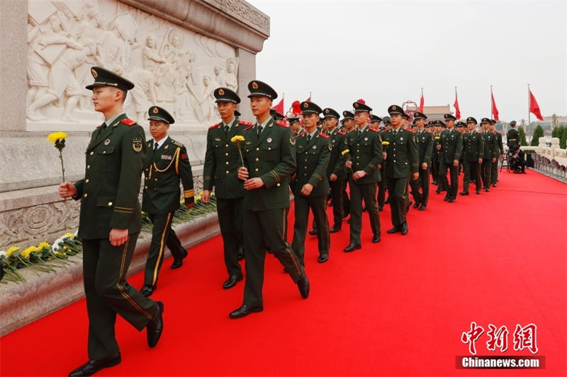 Xi presta homenagem aos heróis nacionais na Praça Tiananmen