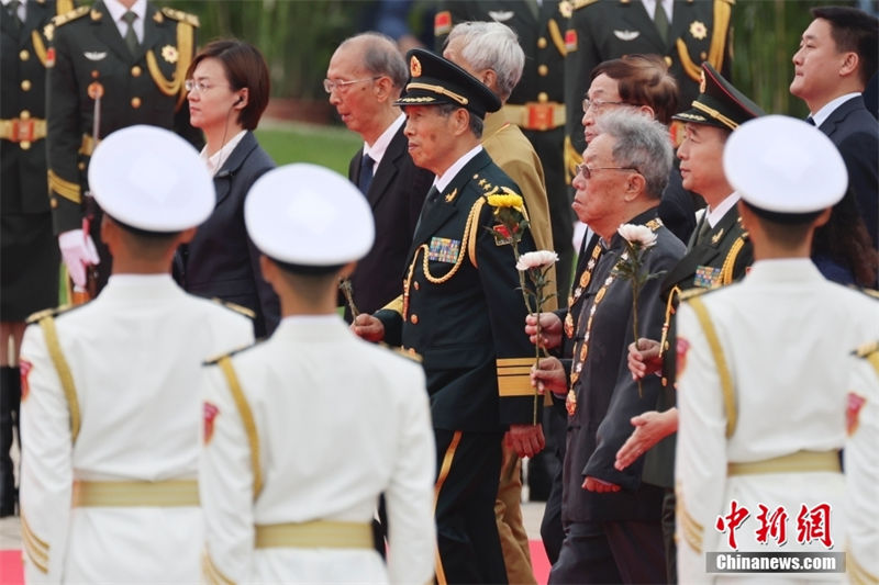 Xi presta homenagem aos heróis nacionais na Praça Tiananmen