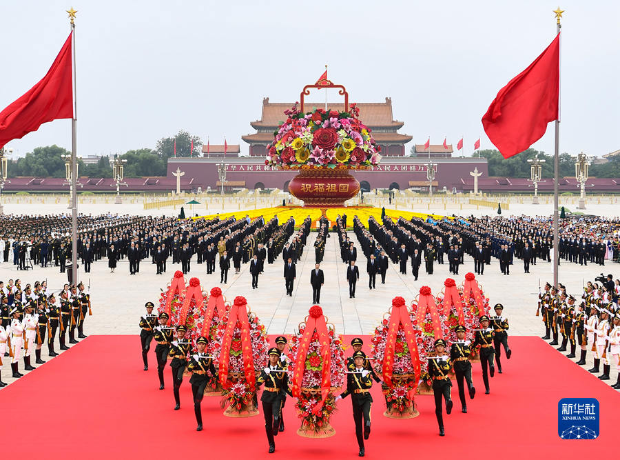 Xi presta homenagem aos heróis nacionais na Praça Tiananmen