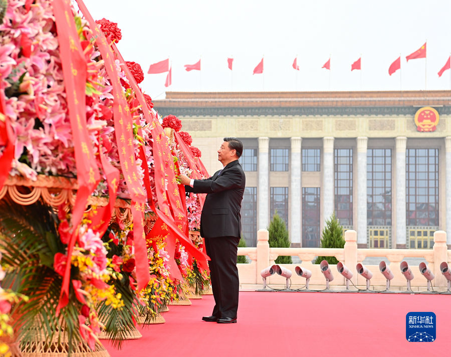 Xi presta homenagem aos heróis nacionais na Praça Tiananmen