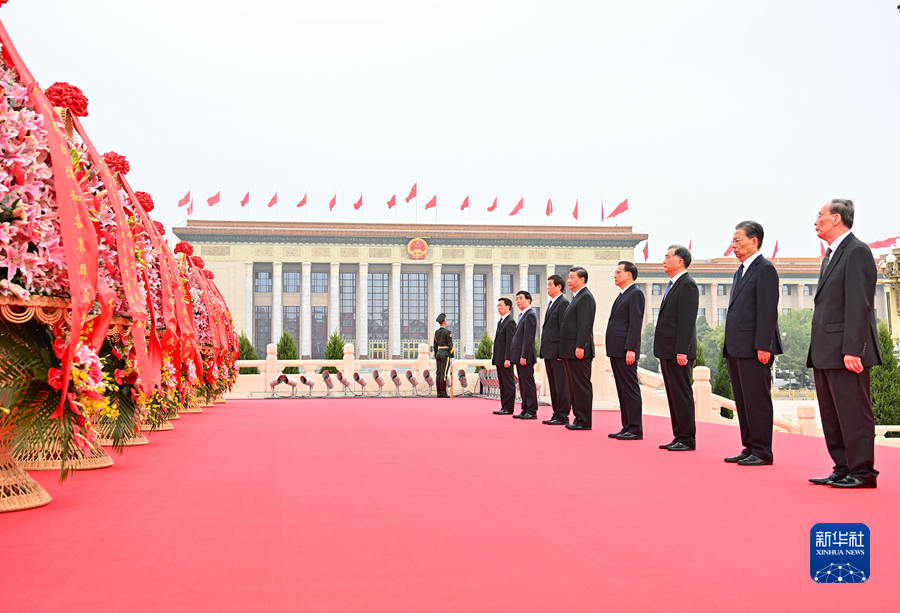 Xi presta homenagem aos heróis nacionais na Praça Tiananmen