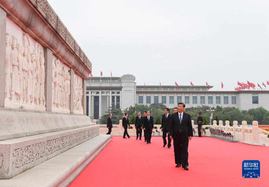 Xi presta homenagem aos heróis nacionais na Praça Tiananmen