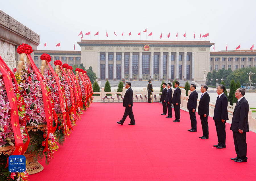 Xi presta homenagem aos heróis nacionais na Praça Tiananmen