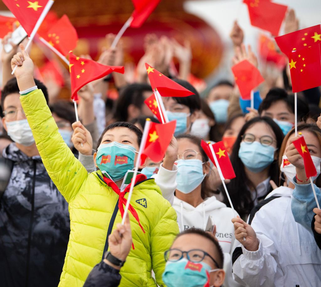 Cerimônia de hasteamento da bandeira na Praça Tian'anmen no Dia Nacional