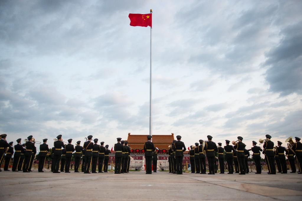 Cerimônia de hasteamento da bandeira na Praça Tian'anmen no Dia Nacional