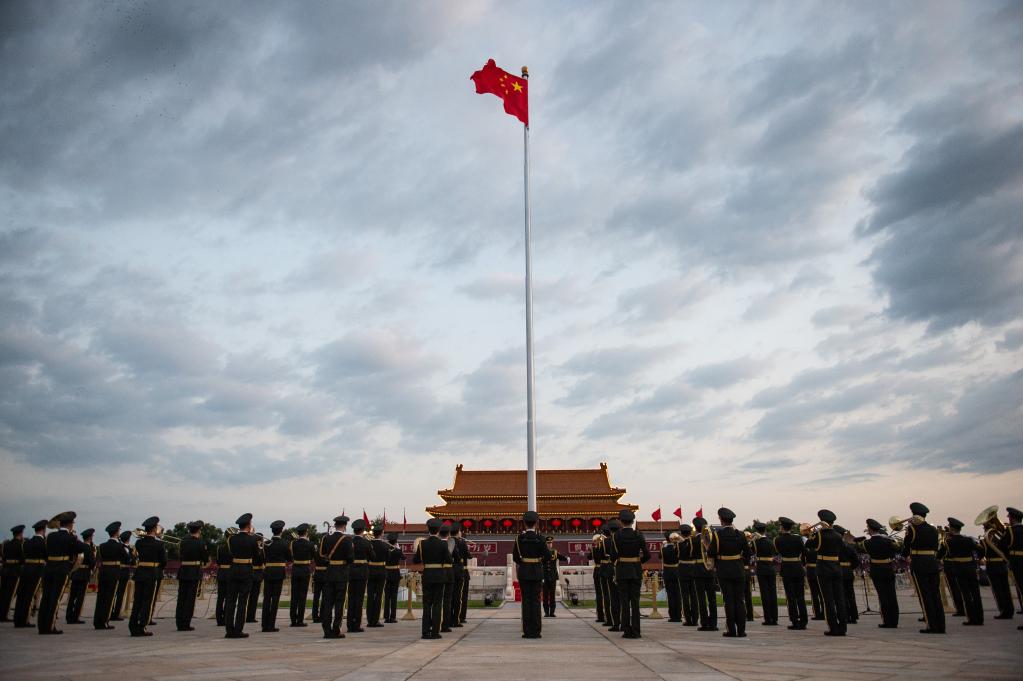 Cerimônia de hasteamento da bandeira na Praça Tian'anmen no Dia Nacional