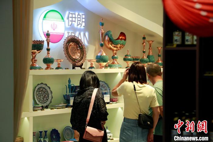 Bazar da CIIE se torna novo ponto turístico para consumidores no feriado do Dia Nacional da China