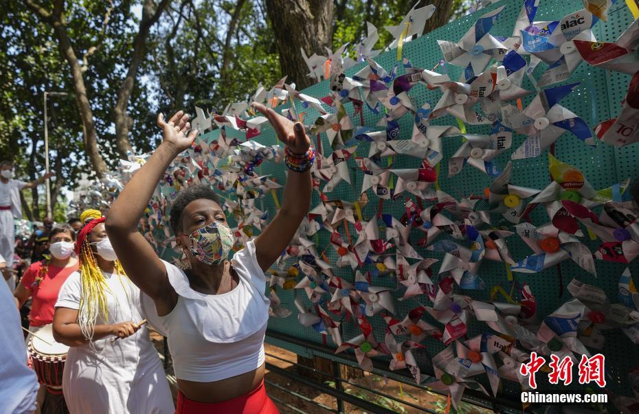 Número de mortes por Covid-19 no Brasil se aproxima de 600 mil, cataventos são colocados na rua em memorial