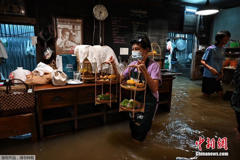 Tailândia: clientes comem em restaurante inundado