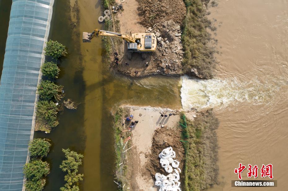 Shanxi: socorristas escavam comporta para acelerar drenagem