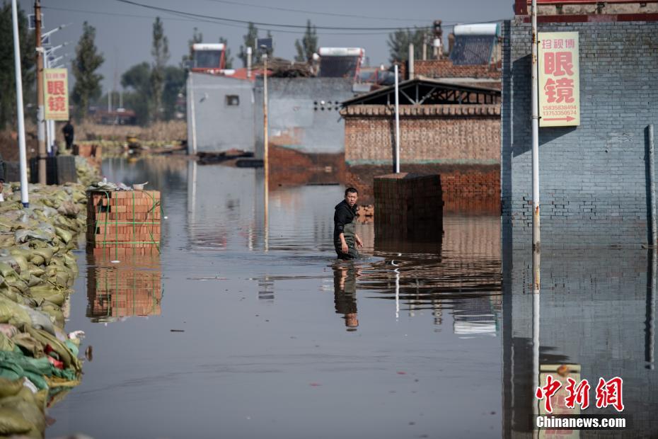 Shanxi: socorristas escavam comporta para acelerar drenagem