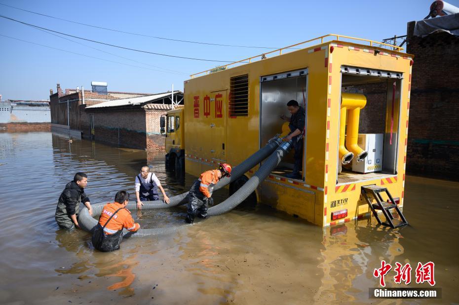 Shanxi: socorristas escavam comporta para acelerar drenagem